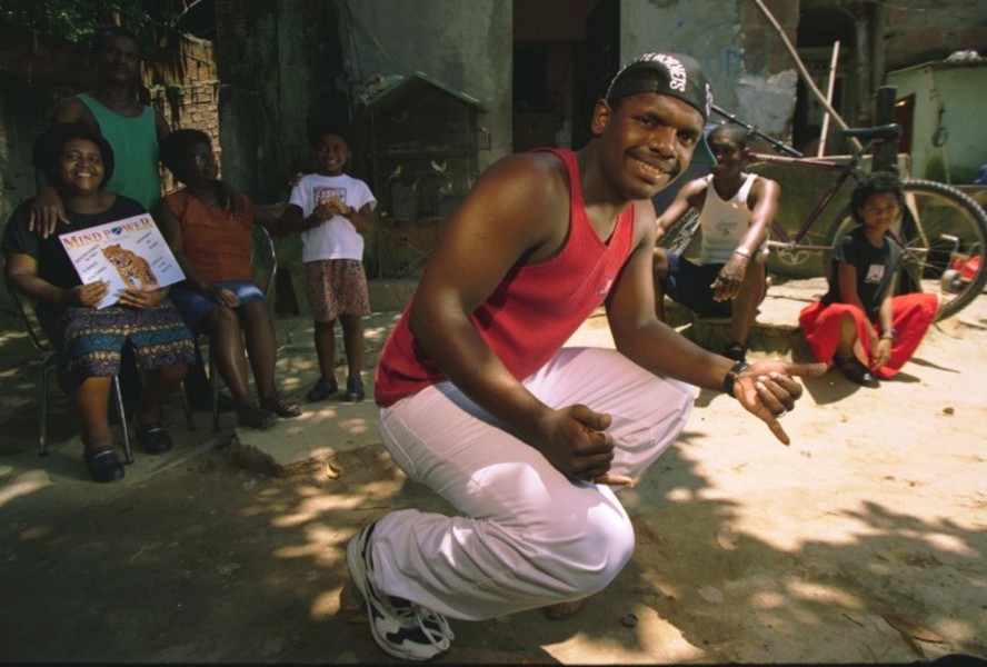 MC Marcinho, aos 18 anos, com a família em Duque de Caxias, em 1995