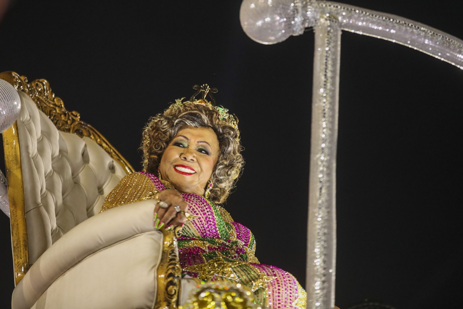 A cantora Alcione foi a homenageada no desfile da mangueira. — Foto: Hermes de Paula / Agência O Globo