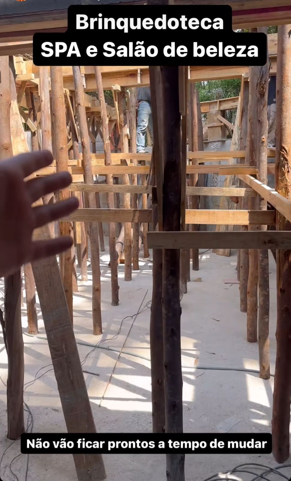 Eliezer mostra reta final da obra de sua casa e de Viih Tube — Foto: Reprodução/Instagram