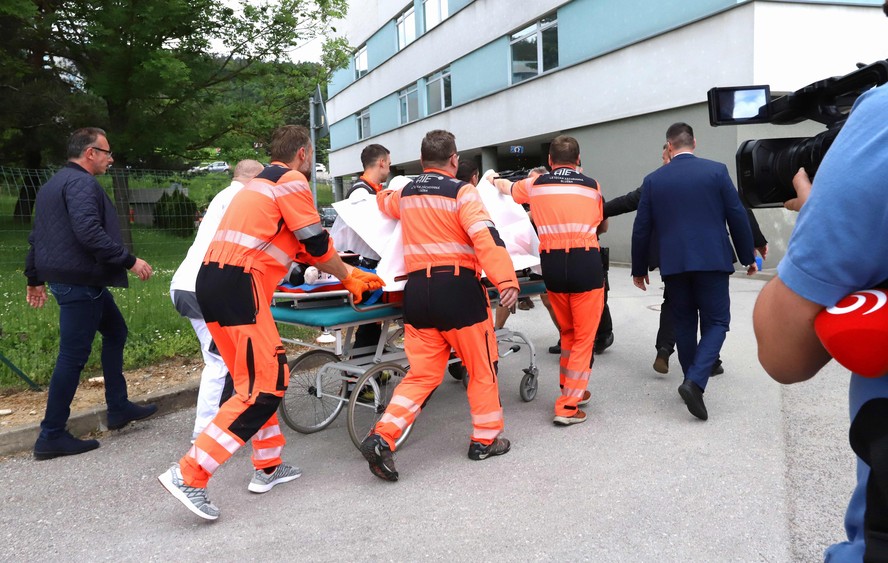 Foto tirada em 15 de maio mostra o primeiro-ministro Robert Fico sendo transferido por seus médicos e seguranças para o hospital em Banska Bystrica, Eslováquia.