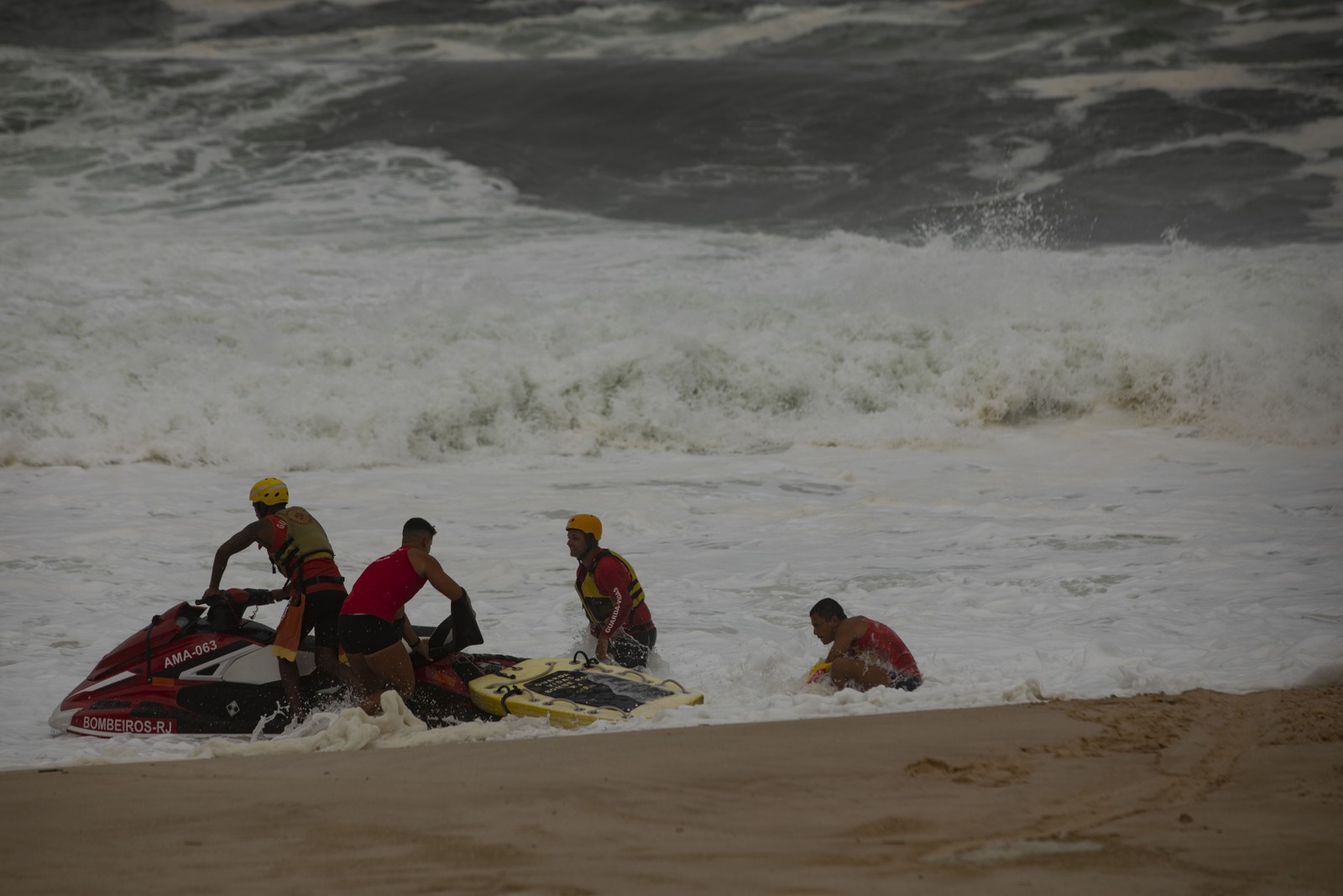 Em Niterói, a Praia de Itacoatiara foi transformada pela força da ressaca — Foto: Ana Branco