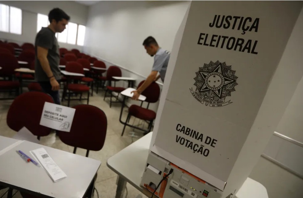 Mesários preparam a montagem das urnas para o primeiro turno das eleições — Foto: Cristiano Mariz / Agência O Globo