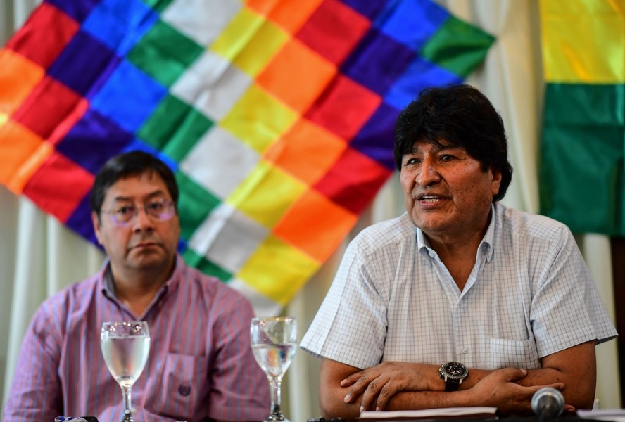 Ex-presidente da Bolívia, Evo Morales (direita), fala ao lado do então candidato do MAS à Presidência, Luis Arce, em Buenos Aires