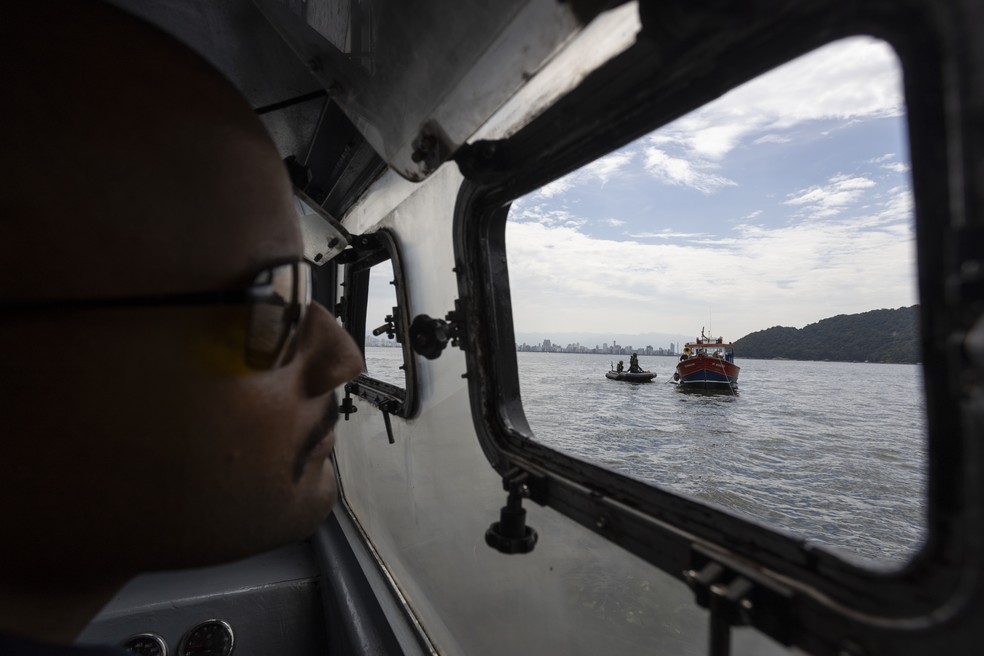 Militares da Marinha do Brasil fazem patrulhamento no Porto de Santos no âmbito da GLO — Foto: Maria Isabel Oliveira/ O GLOBO