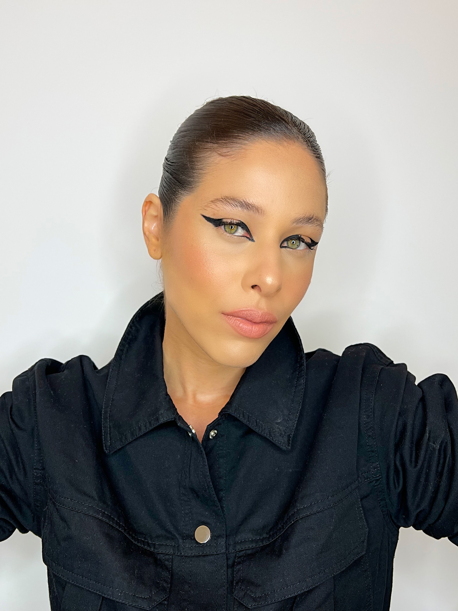 Delineado preto geométrico fashionista inspirado nos desfiles de Moda com música.  Item de Make: lápis delineador à prova d’água Anastasia Beverly Hills na cor preto. Beleza: Bibiana Rodrigues & Diego Aucky, maquiadores e cabeleireiros do Werner Maison. Modelo: Beatriz Forti  — Foto: Divulgação/Werner Maison