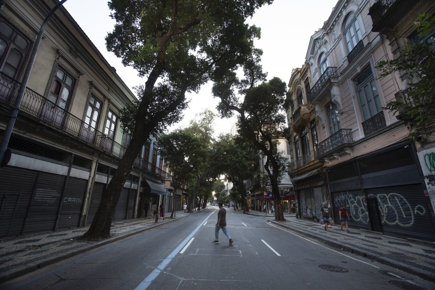 Rua da Carioca, no Centro do Rio, viu dezenas de lojas fecharem na esteira das dificuldades financeiras para pequenos negócios após a pandemia