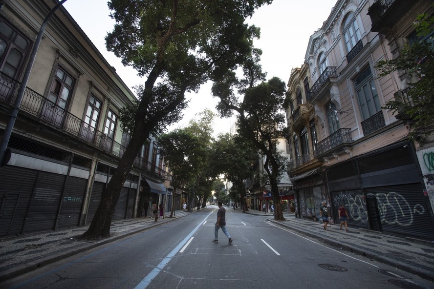 Retrato da decadência: Rua da Carioca, que a prefeitura quer revitalizar e transformar na 'rua da cerveja', tem dezenas de lojas fechadas há anos