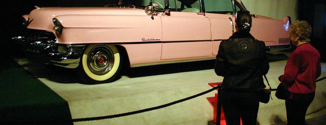 O Cadillac que Elvis pintou de rosa para presentear a mãe está exposto no Elvis Presley Automobile Museum, em frente a Graceland — Foto: Rolling Riggs / The New York Times.