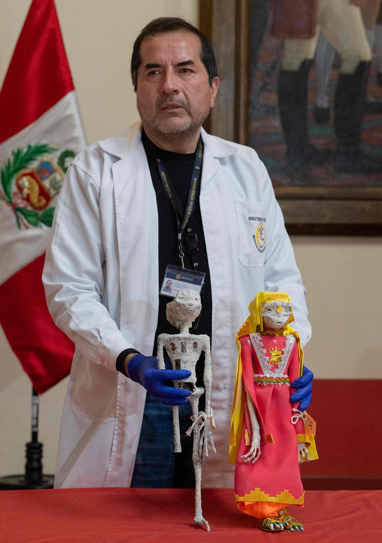Segundo o arqueólogo Flavio Estrada, do Instituto de Medicina Legal e Ciências Forenses, trata-se de bonecos montados com ossos de animais unidos com cola — Foto: Cris Bouroncle / AFP
