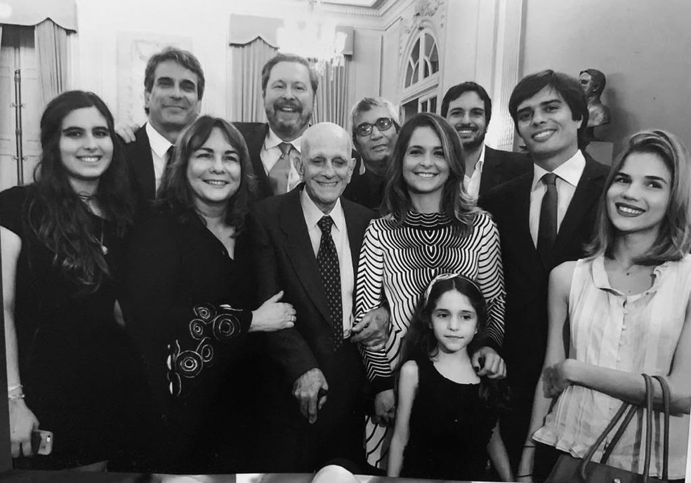 Família completa na ABL, que concedeu a Rubem Fonseca o Prêmio Machado de Assis pelo conjunto da obra, em 2015 — Foto: Arquivo pessoal