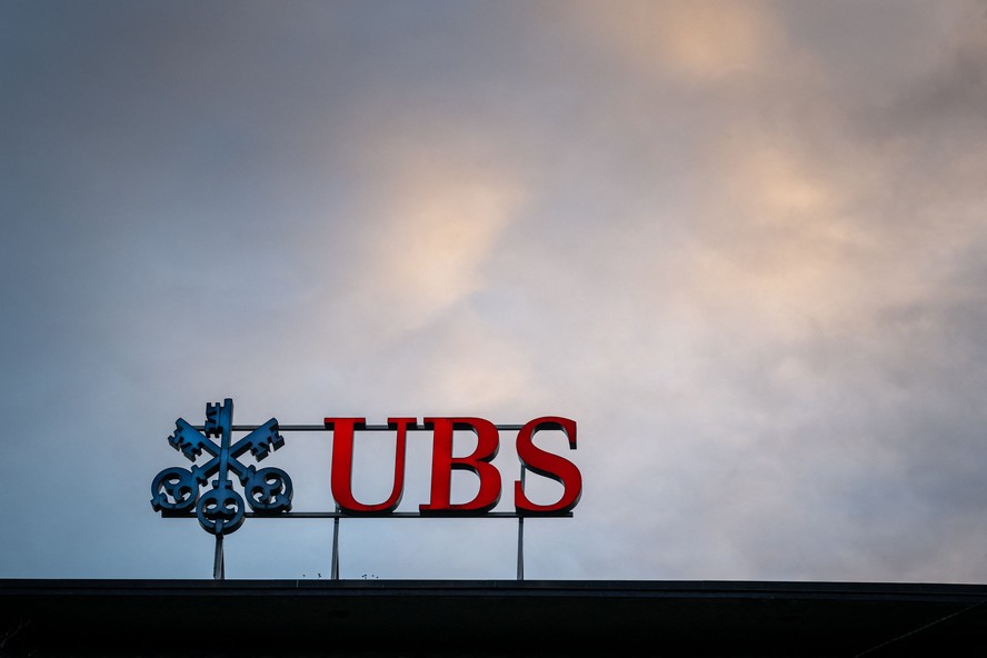Letreiro do UBS, que comprou o rival Credit Suisse, em Zurique, na Suiça