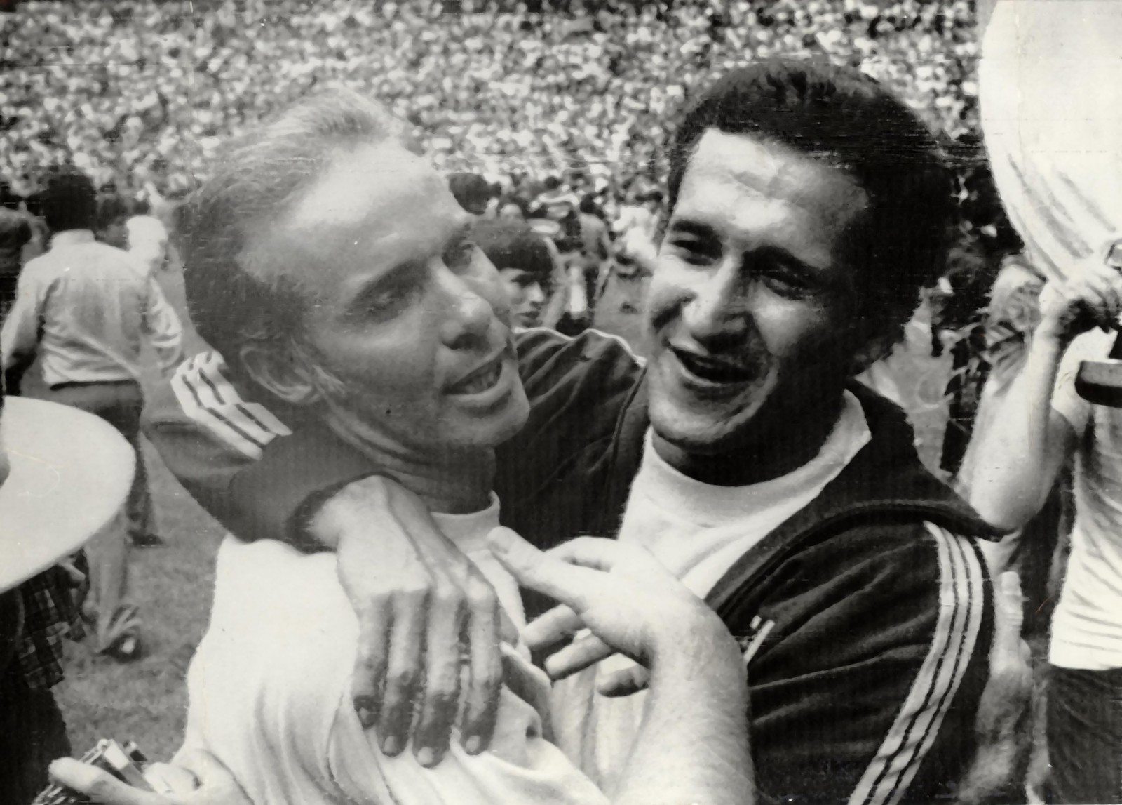 O técnico Zagallo e preparador físico Carlos Alberto Parreira se abraçam após a vitoria do Brasil sobre a Itália por 4 a 1, que deu à seleção o tricampeonato mundial, no Estádio Azteca — Foto: UPI