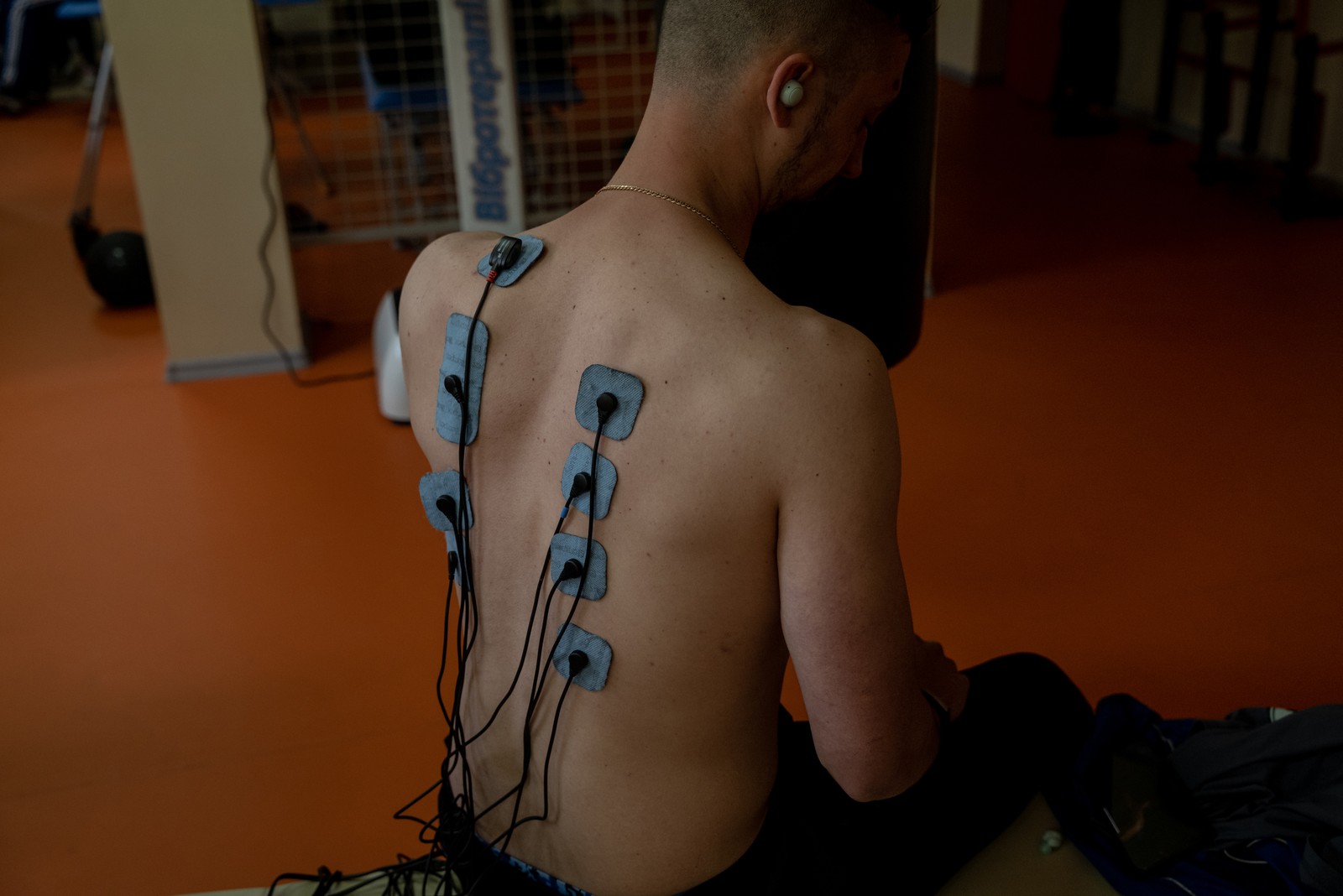 Técnica de eletroterapia usada em um soldado ucraniano em um centro de reabilitação — Foto: Nicole Tung/The New York Times