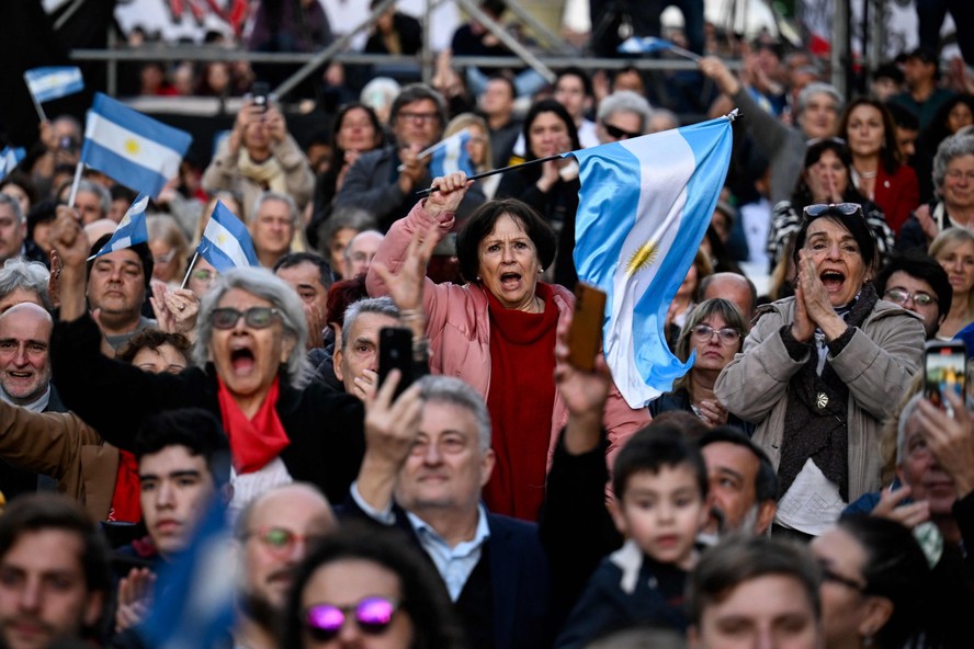 Apoiadores do partido político União Cívica Radical (UCR) participam da comemoração do 40º aniversário do retorno da democracia e da eleição do falecido ex-presidente Raul Alfonsin (1983-1989)