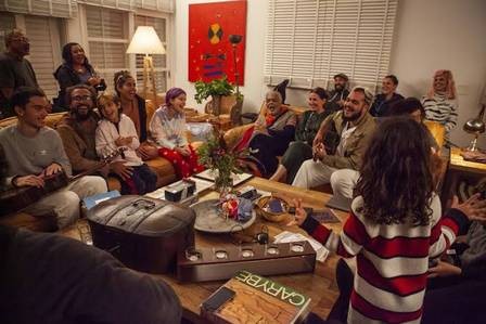 Família reunida na casa de Araras de Gilberto Gil — Foto: Reprodução / Prime Video
