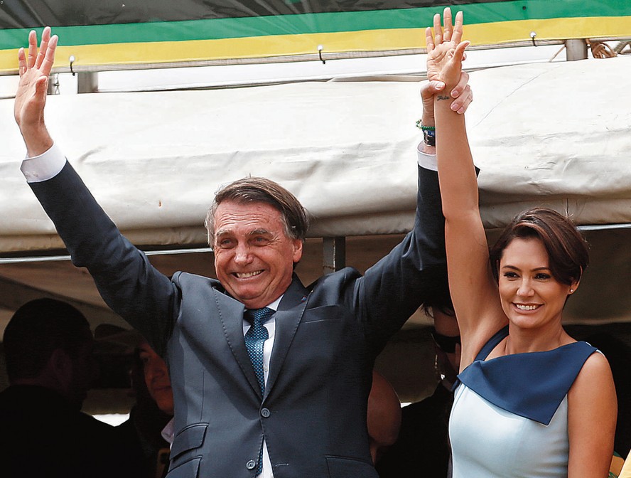 O ex-presidente Jair Bolsonaro e sua mulher, Michelle, que deve ser candidata ao Senado pelo PL em 2026: oposição traça plano por espaço