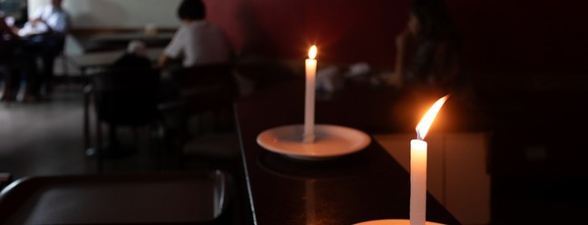 Restaurante no Copan abriu as portas nesta sexta e está funcionando a luz de velas — Foto: Edilson Dantas