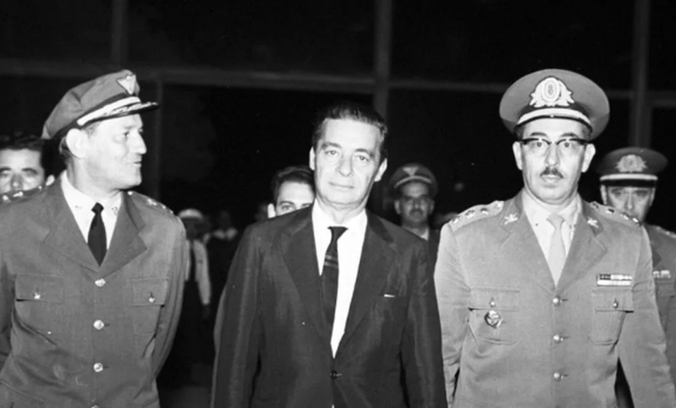 Senador Aldo de Moura entre militares, após declarar vacância da Presidência, em 2 de abril de 1964 — Foto: Arquivo/Agência O GLOBO