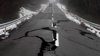 Rodovia ficou rachada após terremoto atingir o Japão — Foto: Toshifumi KITAMURA / AFP