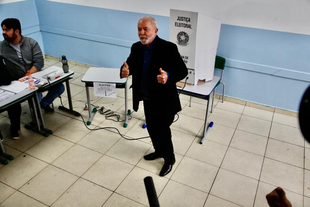Lula faz sinal de positivo ao votar em São Bernardo do Campo — Foto: Edilson Dantas