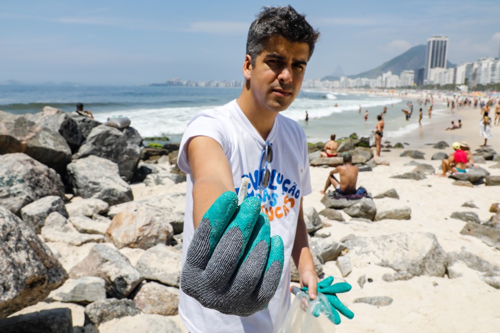 Mutirão "Revolução das Bitucas" começou neste sábado e tem como objetivo coletar um milhão de guimbas de cigarro das orlas do Rio — Foto: Ernesto Carriço/Divulgação