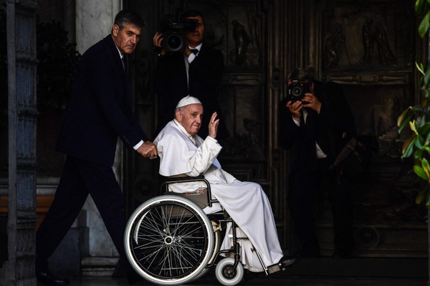 O Papa Francisco, sentado em uma cadeira de rodas após o tratamento do joelho, acena ao sair depois de presidir o Rosário pela paz na Ucrânia e pelo fim das guerras em todo o mundo, em 31 de maio de 2022, na Basílica de Santa Maria Maior, em Roma.