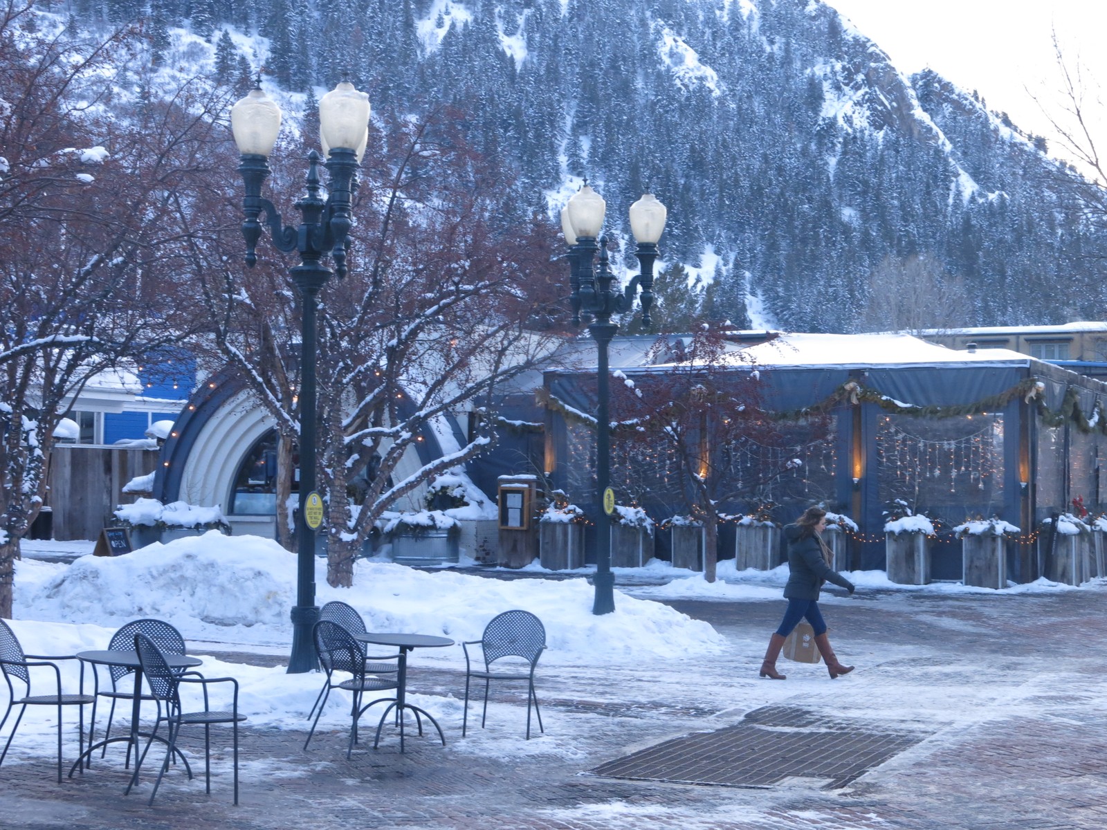 Turista em rua tomada de neve em Aspen: destino que une esqui e gastronomiaO Globo