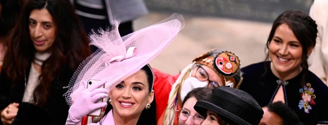 Katy Perry faz selfie na coroação do rei Charles III — Foto: Gareth Cattermole / POOL / AFP