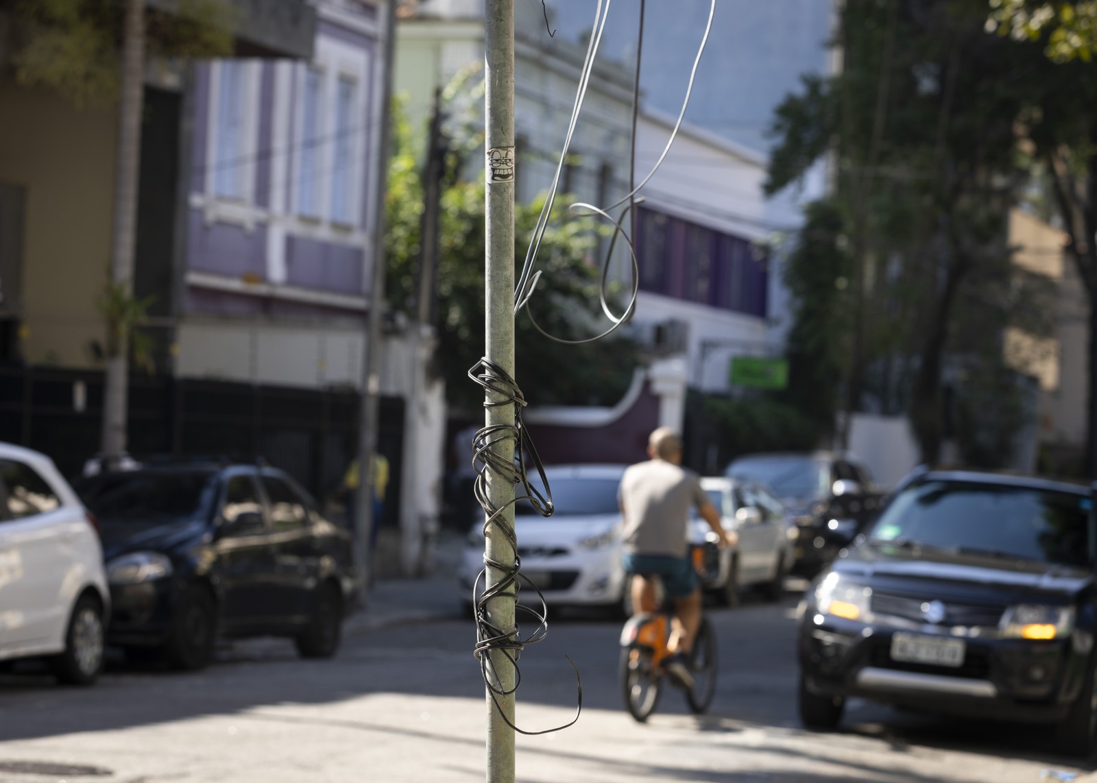 Emaranhado de cabos e fios cortados são comuns e representam riscos nas ruas do Rio. — Foto: Marcia Foletto / Agência O Globo