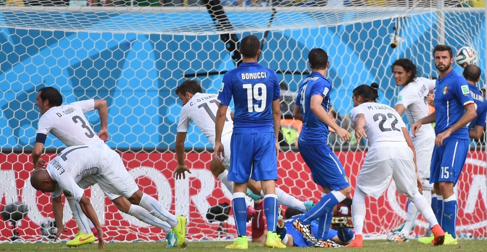 Godin sai para comemorar o gol marcado que eliminou a Itália na fase de grupos — Foto: Emmanuel Dunand/AFP