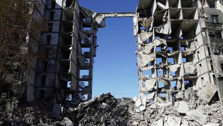 Edifício residencial destruído na cidade de Mariupol, em meio à ação militar russa em curso na Ucrânia. — Foto: AFP