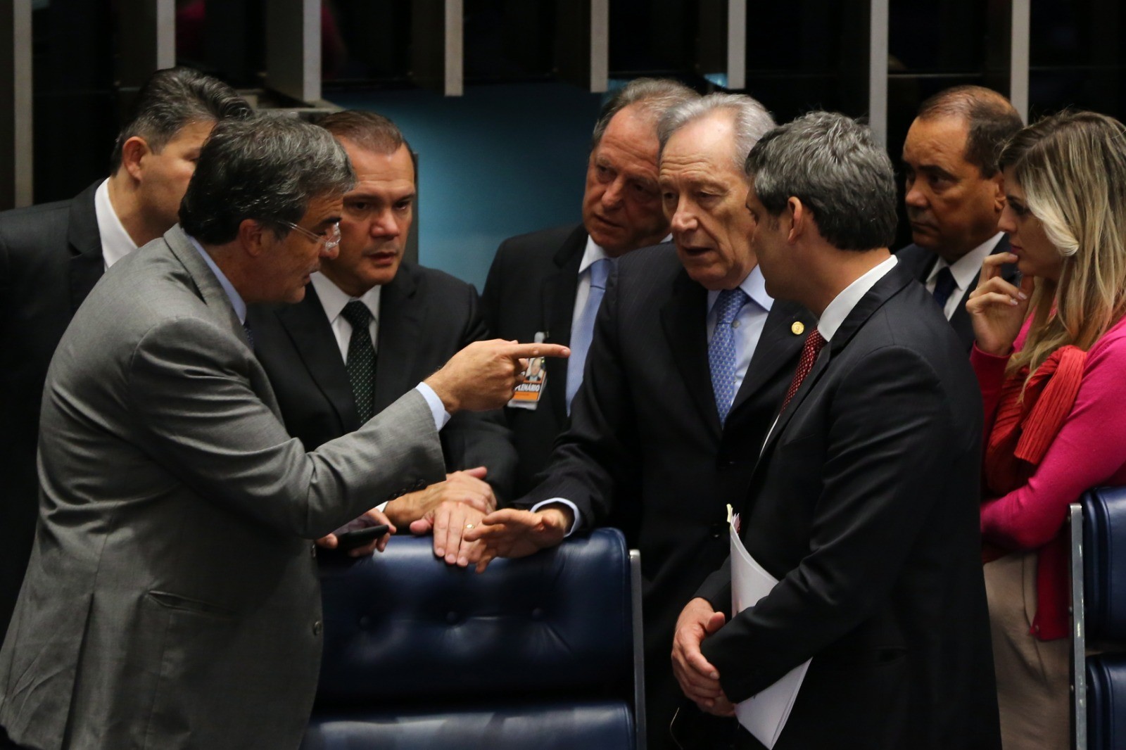 No julgamento final do impeachment da presidente afastada Dilma Rousseff, o ministro Ricardo Lewandowski conversa com o advogado de defesa José Eduardo Cardozo ao lado do Senador Lindbergh Farias e demais senadores no Plenário do Senado — Foto: Aílton de Freitas/Agência O Globo