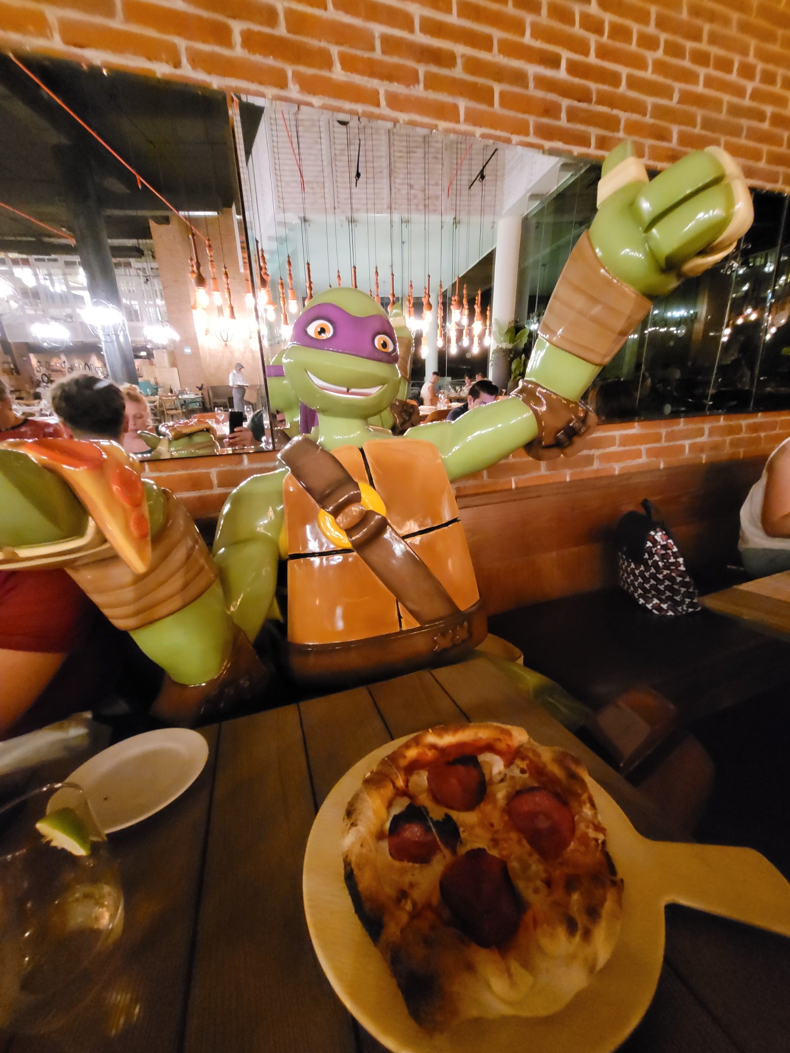 Donatello, uma das Tartarugas Ninjas, à mesa no Piazza, a pizzaria do Nickelodeon Hotel & Resort Riviera Maya, em Cancún: são seis restaurantes no total — Foto: Eduardo Maia / O Globo