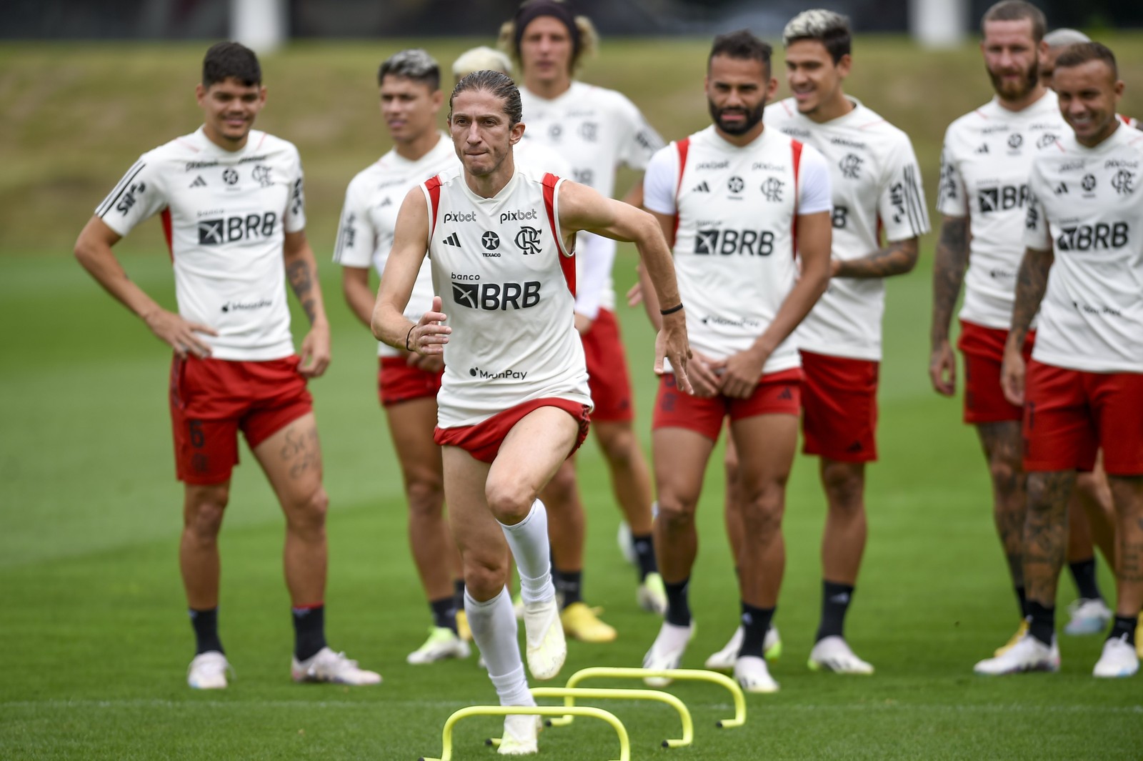 Filipe Luíz faz um exercício sob o olhar dos companheiros do Flamengo no treino desta sexta-feira — Foto: Flamengo / divulgação