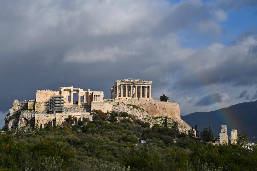 Arco-íris sobre a Acróple, em Atenas, na Grécia AFP
