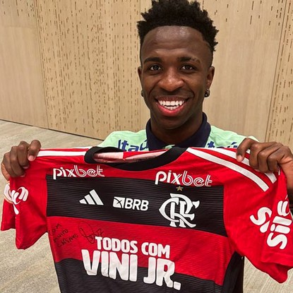 Vini Jr posa com a camisa autografada por ele e feita pelo Flamengo apoio após ataques racistas