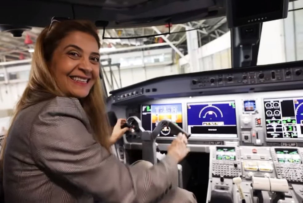 Leila Pereira mostra painel de avião usado pelo Palmeiras — Foto: Reprodução/Instagram