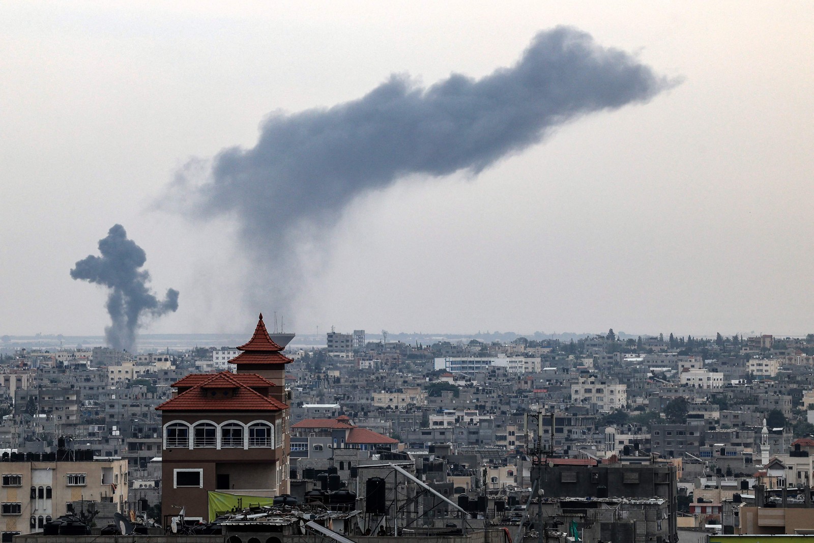 Fumaça na Faixa de Gaza após mais um ataque de Israel nesta sexta-feira (27) — Foto: Said Khatib/AFP