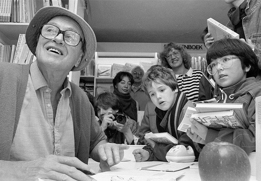 Roald Dahl autografa livros infantis em uma livraria de Amsterdã, em 12 de outubro de 1988: atual editora do escritor britânico decidiu retirar trechos de algumas das suas obras: censura?