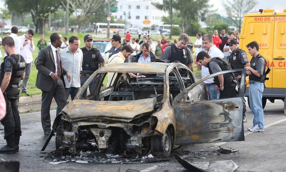 Carro de Rogério de Andrade após explosão que matou seu filho, em 2010 — Foto: Cléber Júnior/Agência O GLOBO