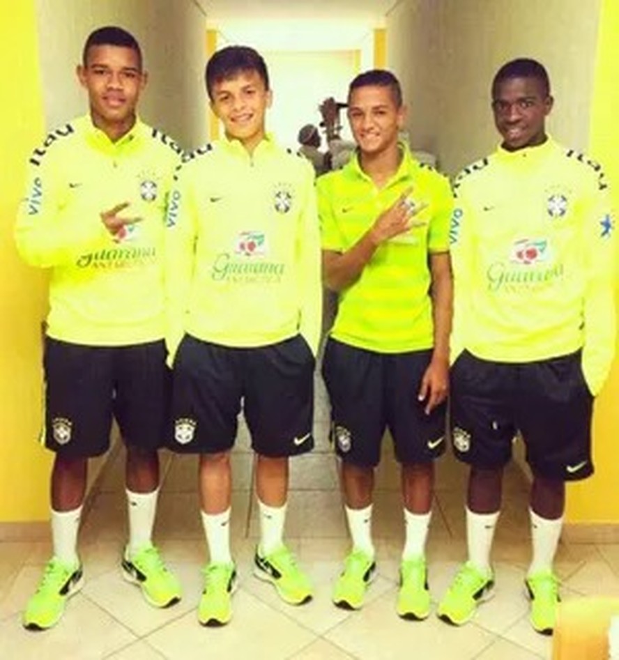 Vini Jr. (direita) na seleção brasileira sub-15 em 2014