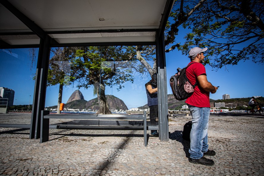 Vinte por cento dos abrigos e totens de pontos de ônibus da cidade deverão ter botão de alerta, alto-falante e câmera, interligados ao centro de controle da concessionária responsável pelos módulos