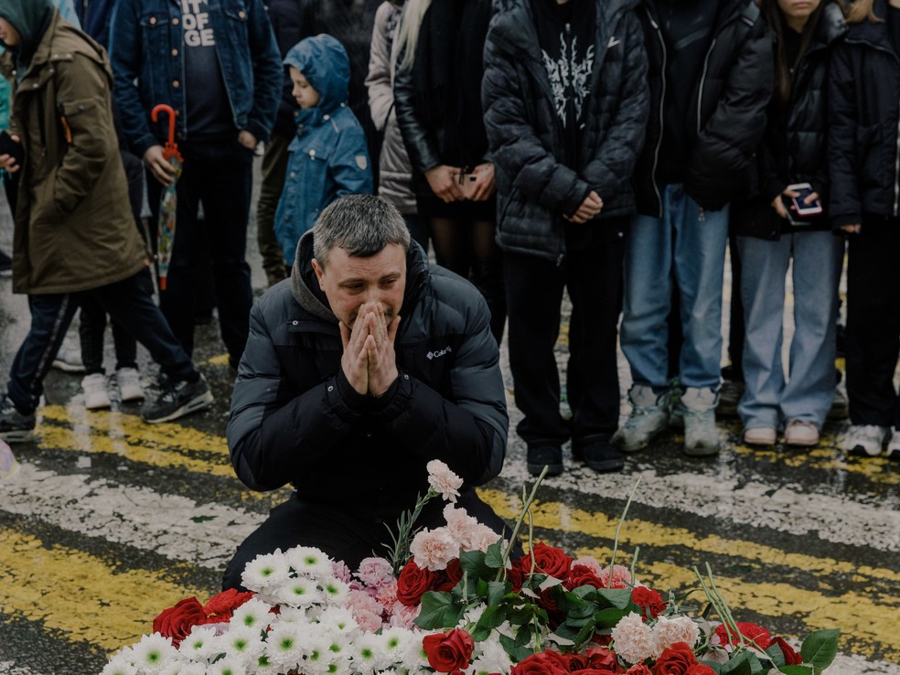 Pessoas depositam flores em um memorial improvisado perto de local do atentado — Foto: Nanna Heitmann/New York Times