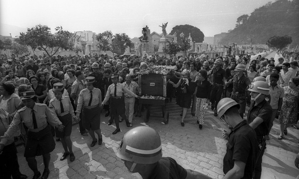 Leila Diniz. Público acompanha sepultamento da atriz, em junho de 1972 — Foto: Antonio Nery/Agência O GLOBO