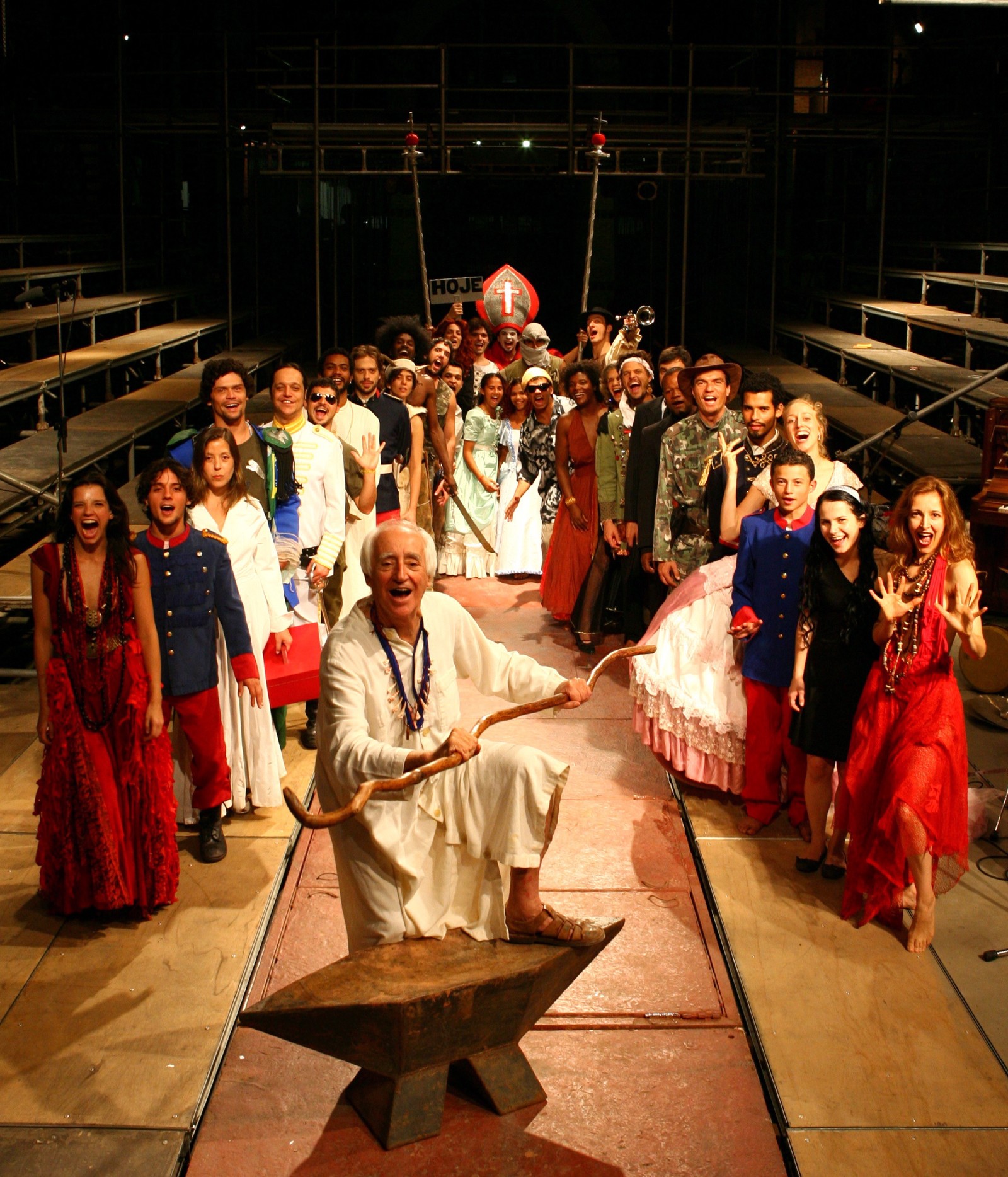 O diretor Zé Celso, do Teatro Oficina, com alguns dos 70 integrantes do espetáculo "Os Sertões", em 2007 — Foto: Mônica Imbuzeiro