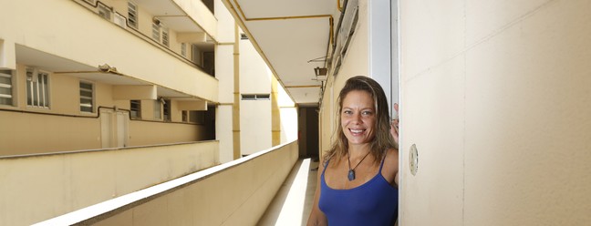 Expansão dos microapartamentos em grandes cidades - Daniela Vieira mora num apartamento pequeno no Leme.  — Foto: Fabio Rossi / Agência O Globo