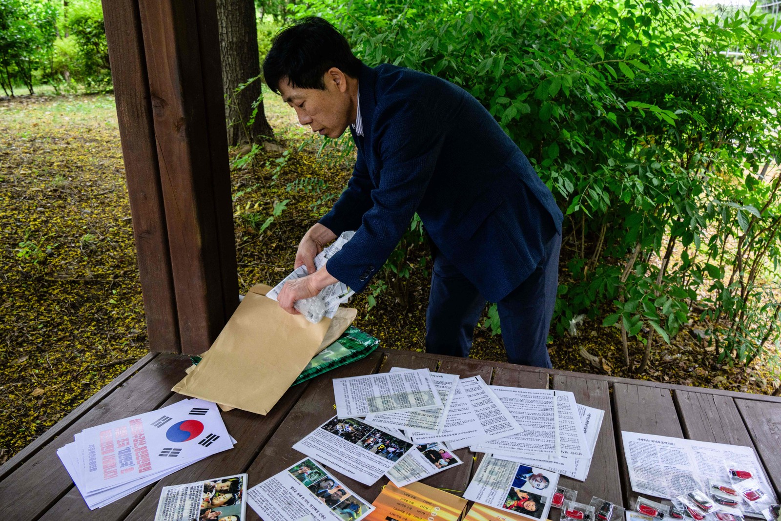 Filho de um agente duplo norte-coreano que fugiu do país em 1999, há 20 anos ele lança balões carregados com folhetos de propaganda anti-regime, dólares americanos e unidades USB com músicas K-pop — Foto: Anthony Wallace/AFP