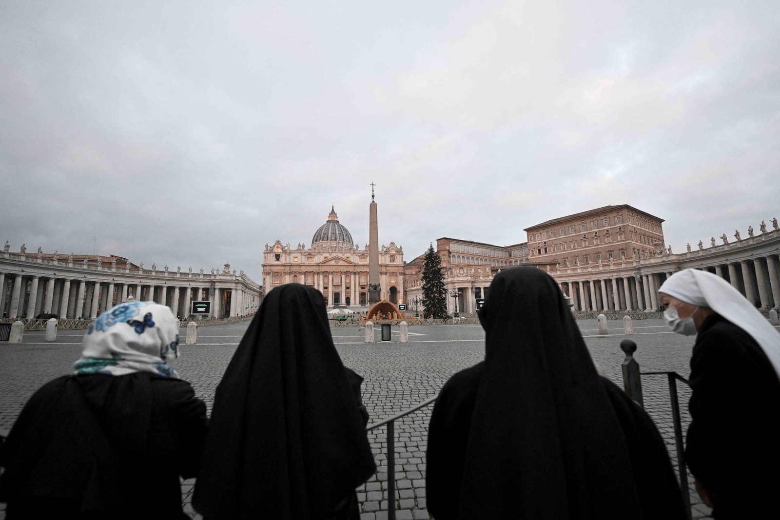 Fiéis formam fila para velório do Papa Emérito Bento XVI, na basílica de São Pedro, no Vaticano, em 2 de janeiro de 2023 — Foto: Tiziana FABI / AFP