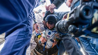 O astronauta americano Frank Rubio sendo retirado da cápsula após missão de 371 na ISS — Foto: AFP