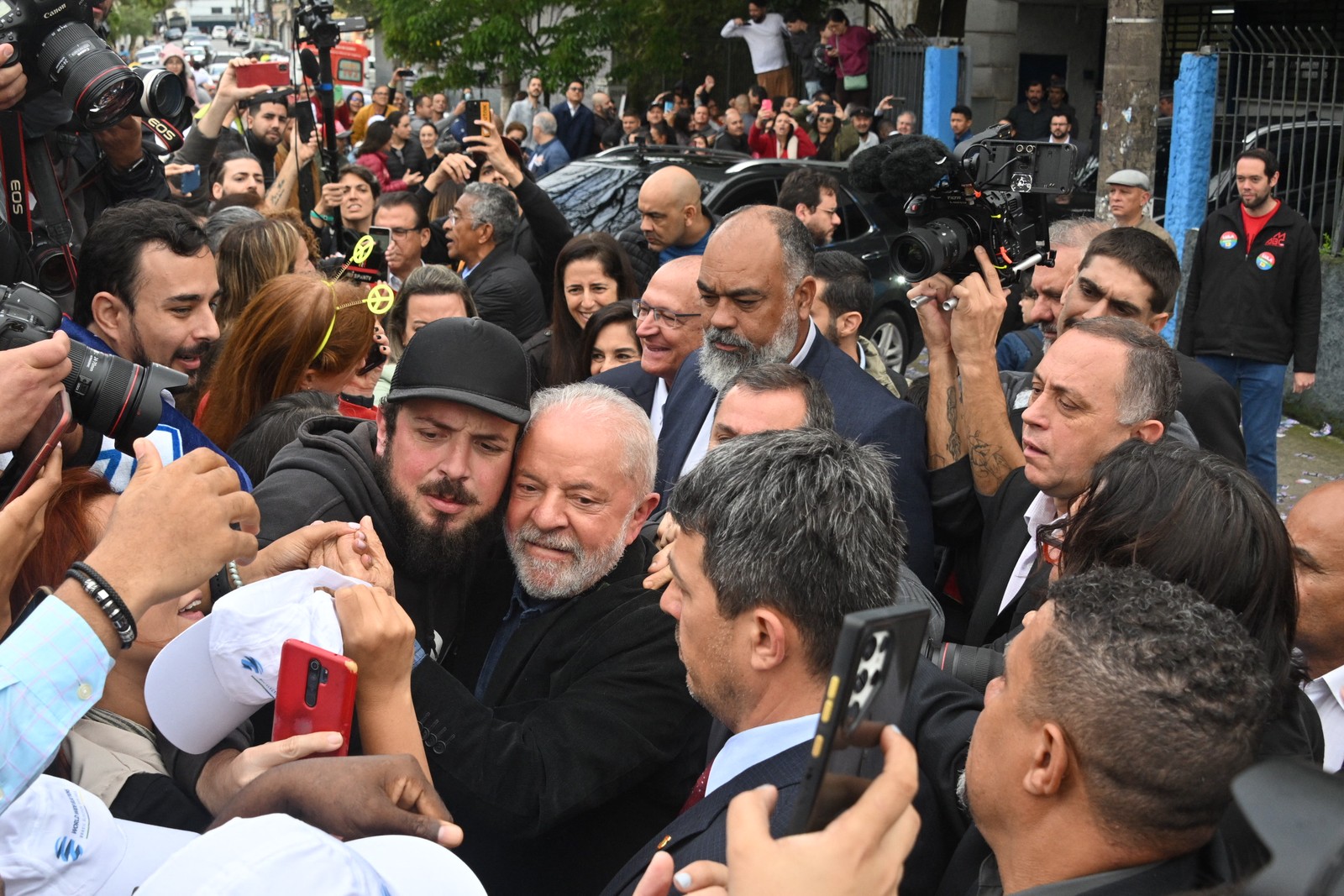Lula posa para fotos com apoiadores após votar — Foto: Nelson Almeida